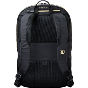 Achterzijde van de zwarte Wilson Defy V1 rugzak met gevoerde schouderbanden