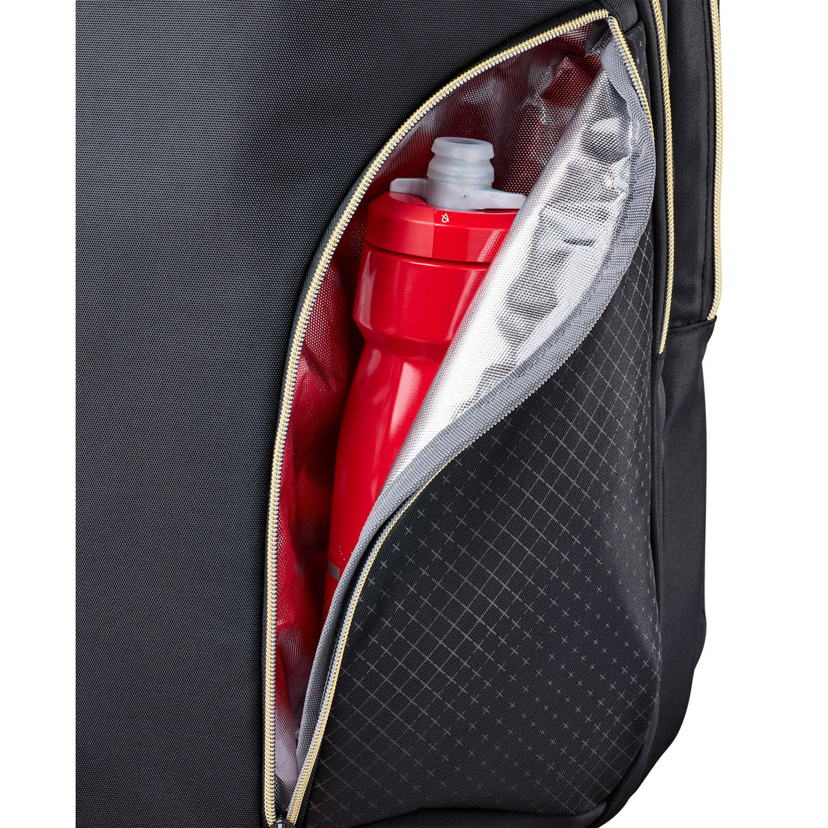 Close-up van het geisoleerde zijvak van de Wilson Defy V1 met rode fles