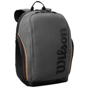 Wilson Tour rugzak in grijs met zwart logo en oranje bies, vooraanzicht
