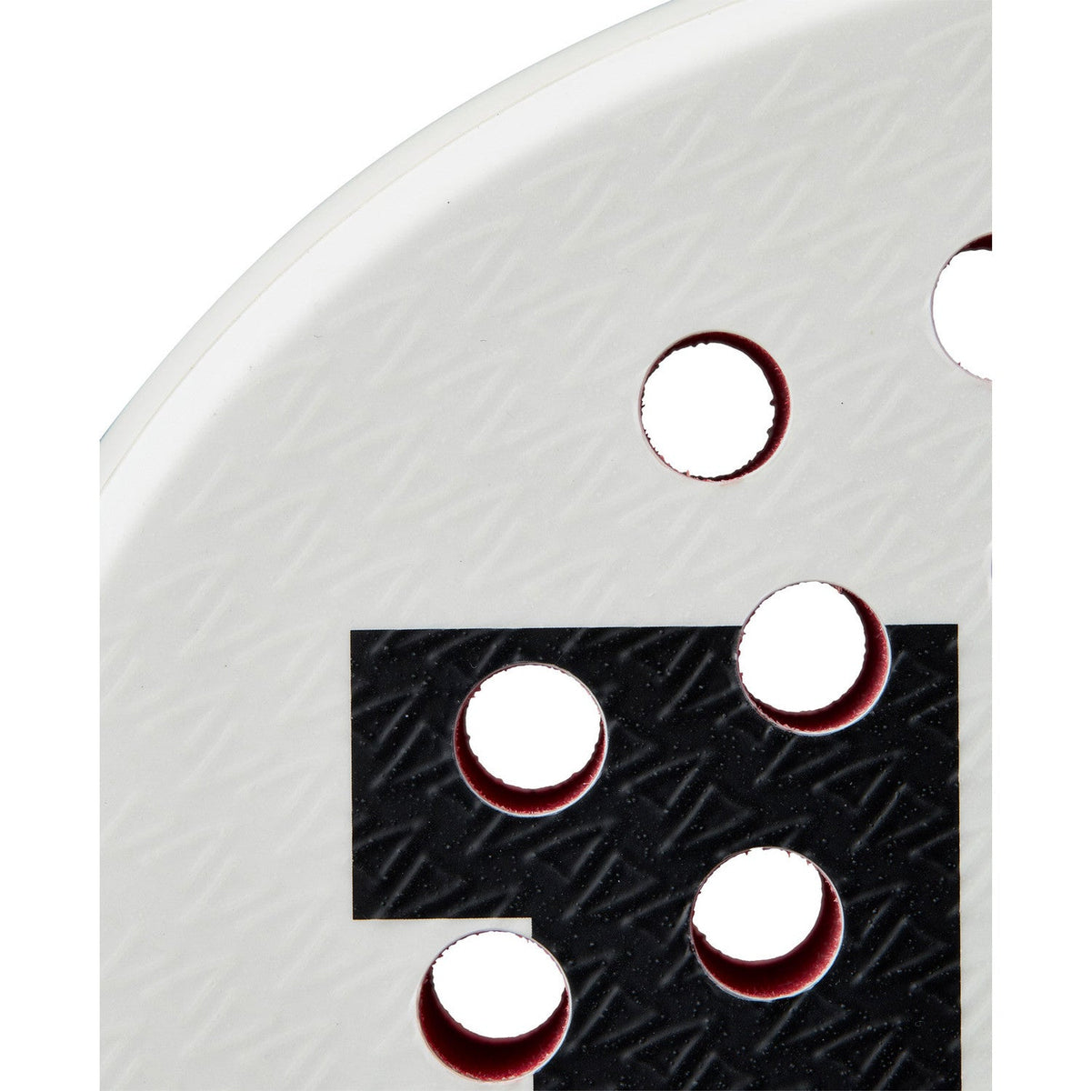 Macro-opname van het witte slagvlak van het Wilson Bela LS V3 met rode randen