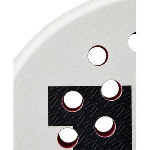 Macro-opname van het witte slagvlak van het Wilson Bela LS V3 met rode randen