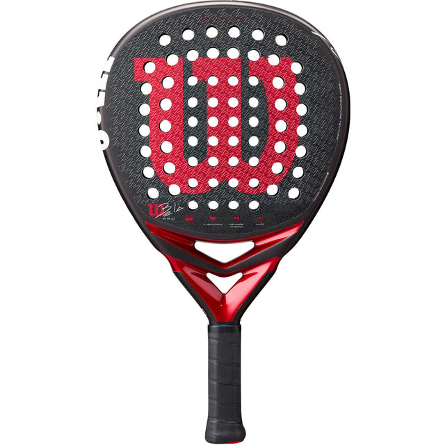 Wilson Bela Pro V3 padelracket in zwart met rood W-logo en witte noppen, vooraanzicht