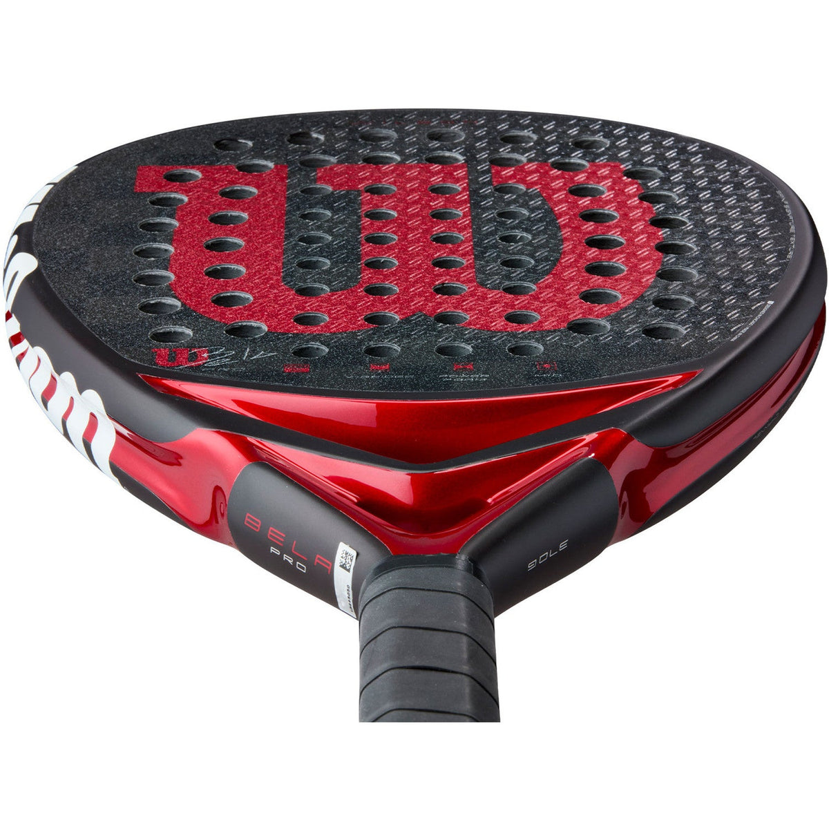 Close-up van het zwarte slagvlak van het Wilson Bela Pro V3 met rood W-logo