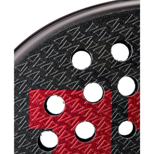 Macro-opname van het zwarte slagvlak van het Wilson Bela Pro V3 met rode print
