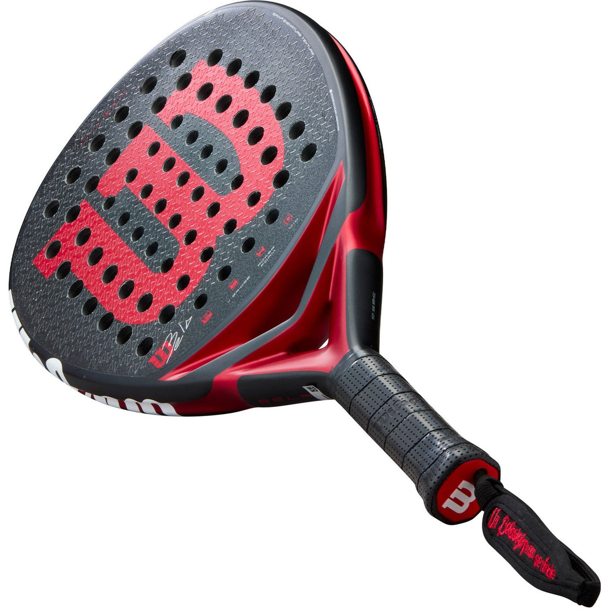 Wilson Bela V3 padelracket schuin bovenaanzicht met zwarte grip en Wilson-polsband