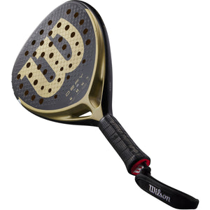 Wilson Defy LS V1 padelracket schuin liggend met Wilson-polsband