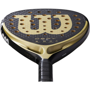 Bovenaanzicht van het Wilson Defy LS V1 met groot goudkleurig Wilson-logo