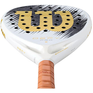 Bovenaanzicht van het Wilson Defy Pro SE V1 met goudkleurig Wilson-logo