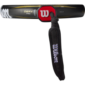 Zijaanzicht van de framerand van het Wilson Defy Pro V1 met rood Wilson-logo