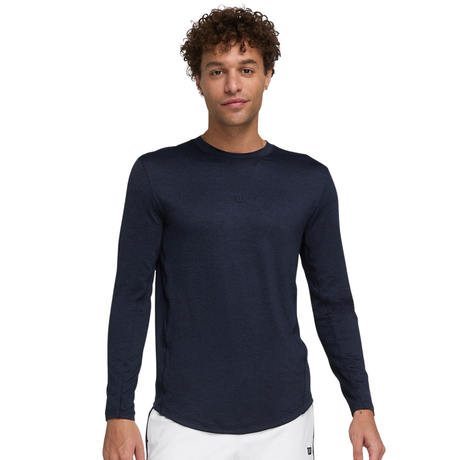 Model draagt het Wilson Everyday Performance longsleeve voor heren in donkerblauw, vooraanzicht