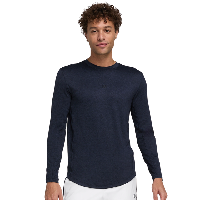 Model draagt het Wilson Everyday Performance longsleeve voor heren in donkerblauw, vooraanzicht