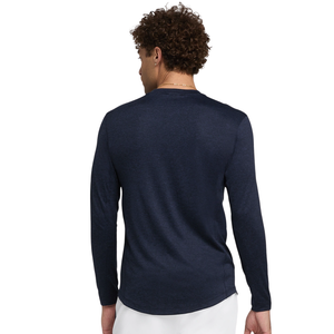 Achterzijde van het Wilson Everyday Performance longsleeve in donkerblauw, gedragen door model