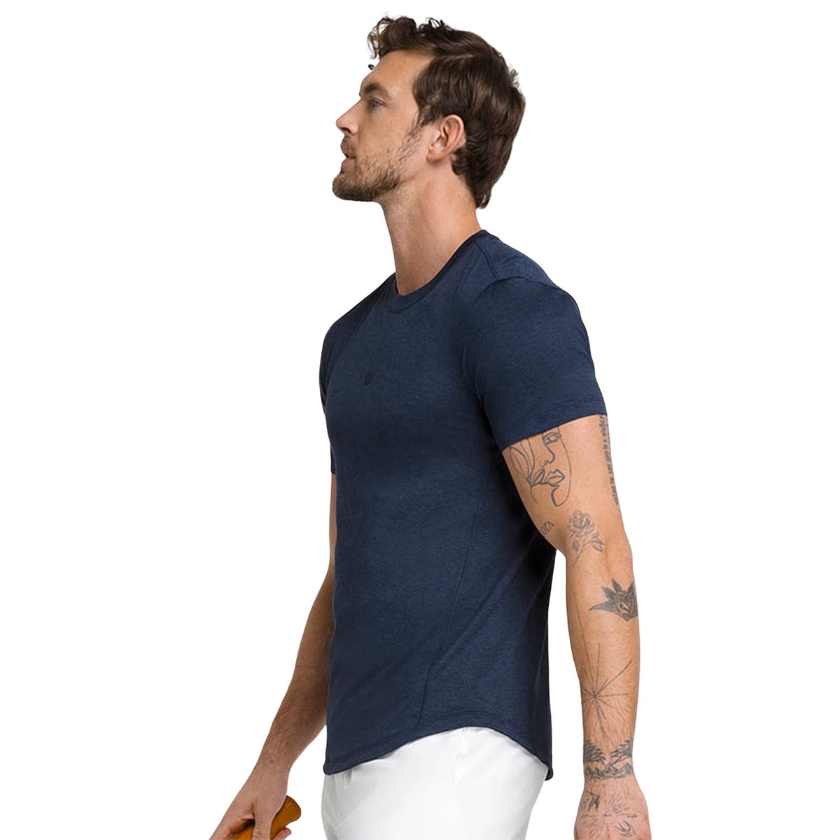 Donkerblauw Wilson Everyday Performance T-shirt van opzij gedragen