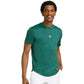 Groen Wilson Everyday Performance T-shirt gedragen met witte short