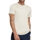 Beige Wilson Everyday Performance T-shirt gedragen met donkerblauwe short