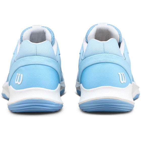Achterkant van twee lichtblauwe Wilson Hurakn Pro V2 W 26 schoenen