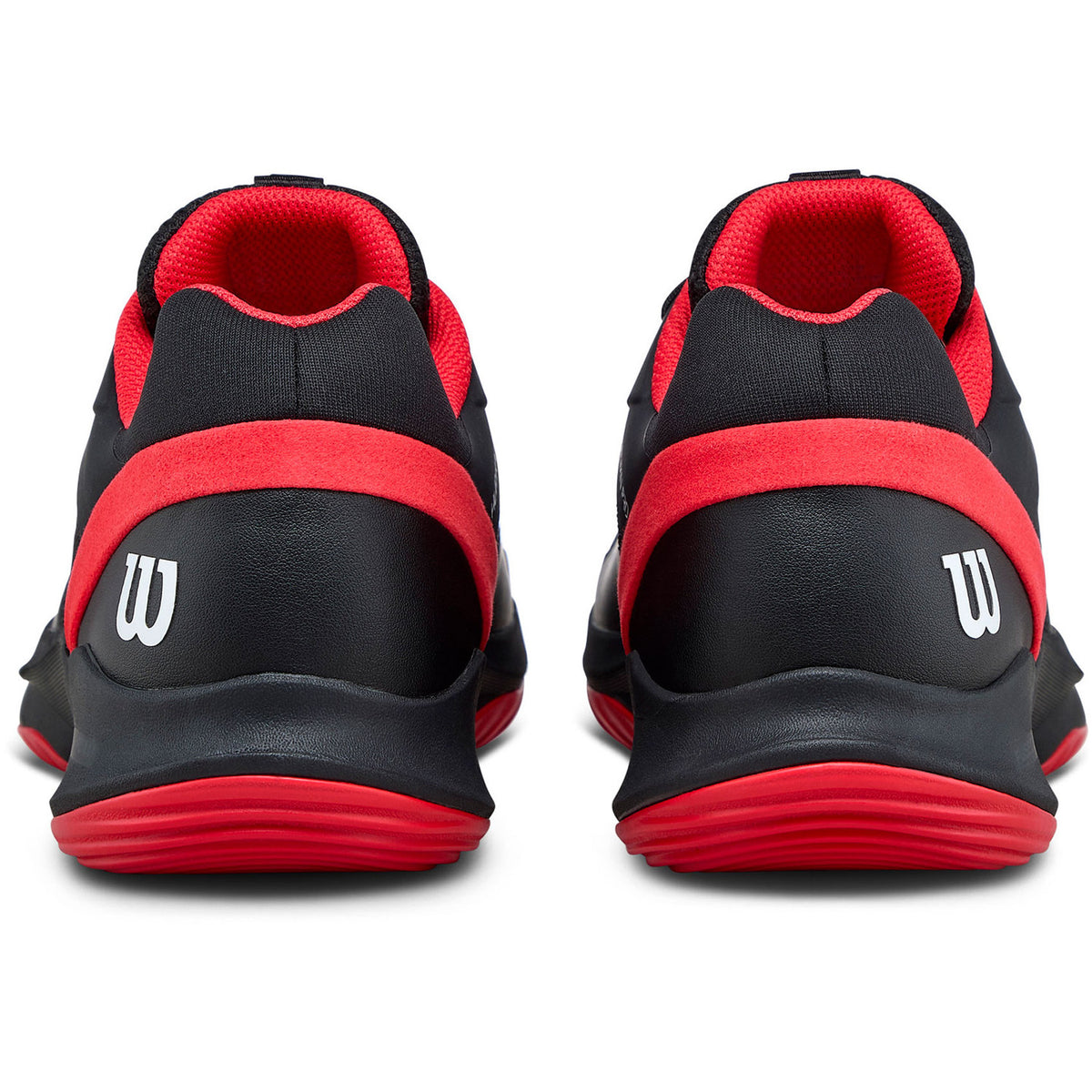 Achterkant van twee zwarte Wilson Hurakn Pro V2 schoenen met rode hielband