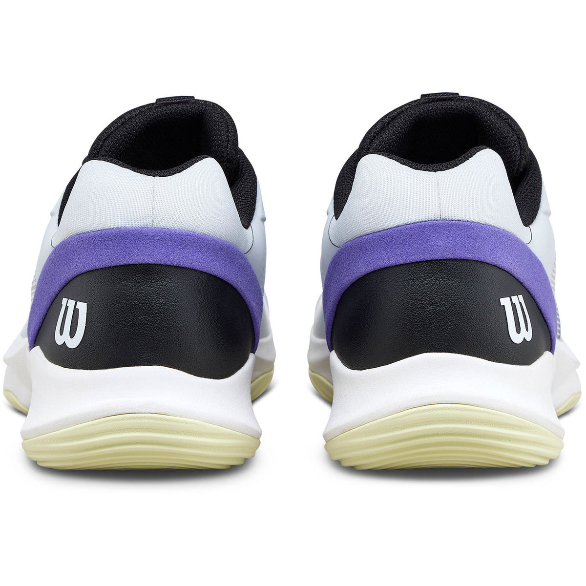 Achterkant van twee witte Wilson Hurakn Pro V2 schoenen met paarse hielband