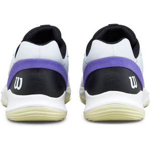 Achterkant van twee witte Wilson Hurakn Pro V2 schoenen met paarse hielband