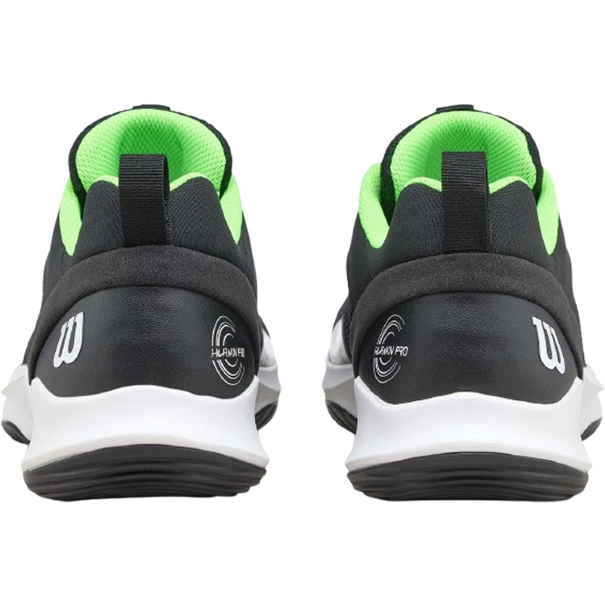 Achterkant van twee zwarte Wilson Hurakn Pro V2 schoenen met groene kraag