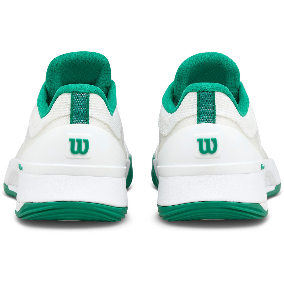 Achterkant van twee witte Wilson Intrigue Tour schoenen met groene hiel