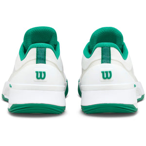 Achterkant van twee witte Wilson Intrigue Tour schoenen met groene hiel