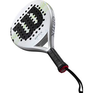 Wilson Optix padelracket schuin liggend met zwarte grip en polsband