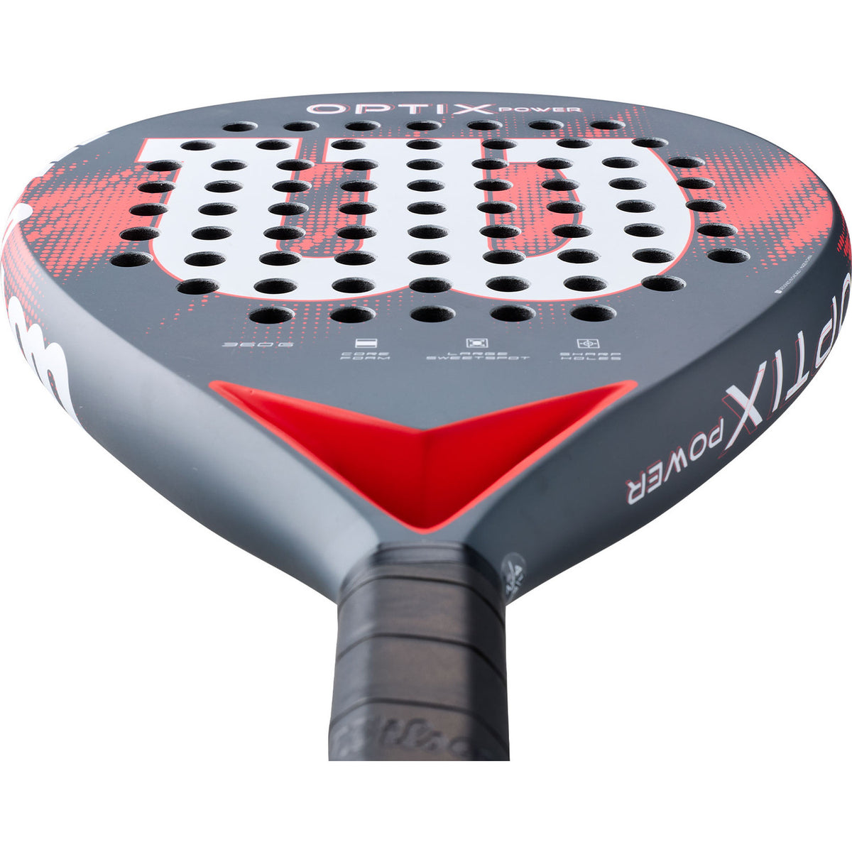 Close-up van de kop van het Wilson Optix V2 Power met rode V op het grijze hart