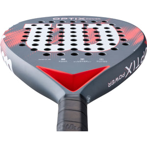 Close-up van de kop van het Wilson Optix V2 Power met rode V op het grijze hart