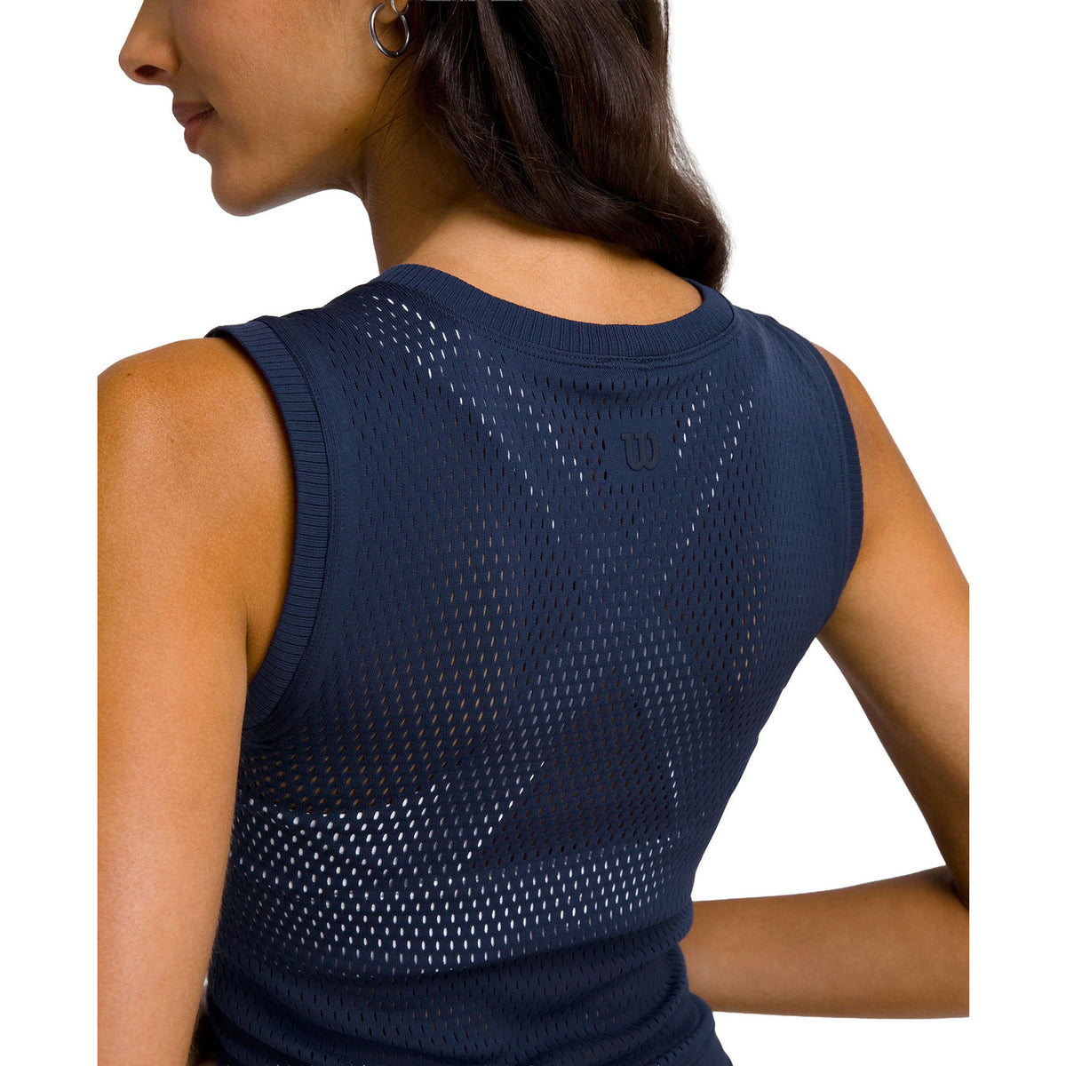 Detail van de mesh-inzet op de rug van de donkerblauwe Wilson Pro Seamless tank