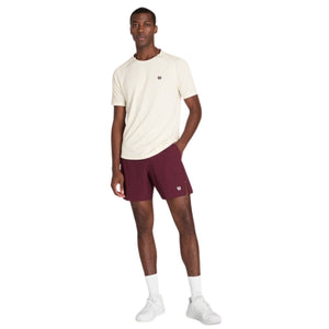 Model ten voeten uit in het beige Wilson Serve Out T-shirt met bordeaux short