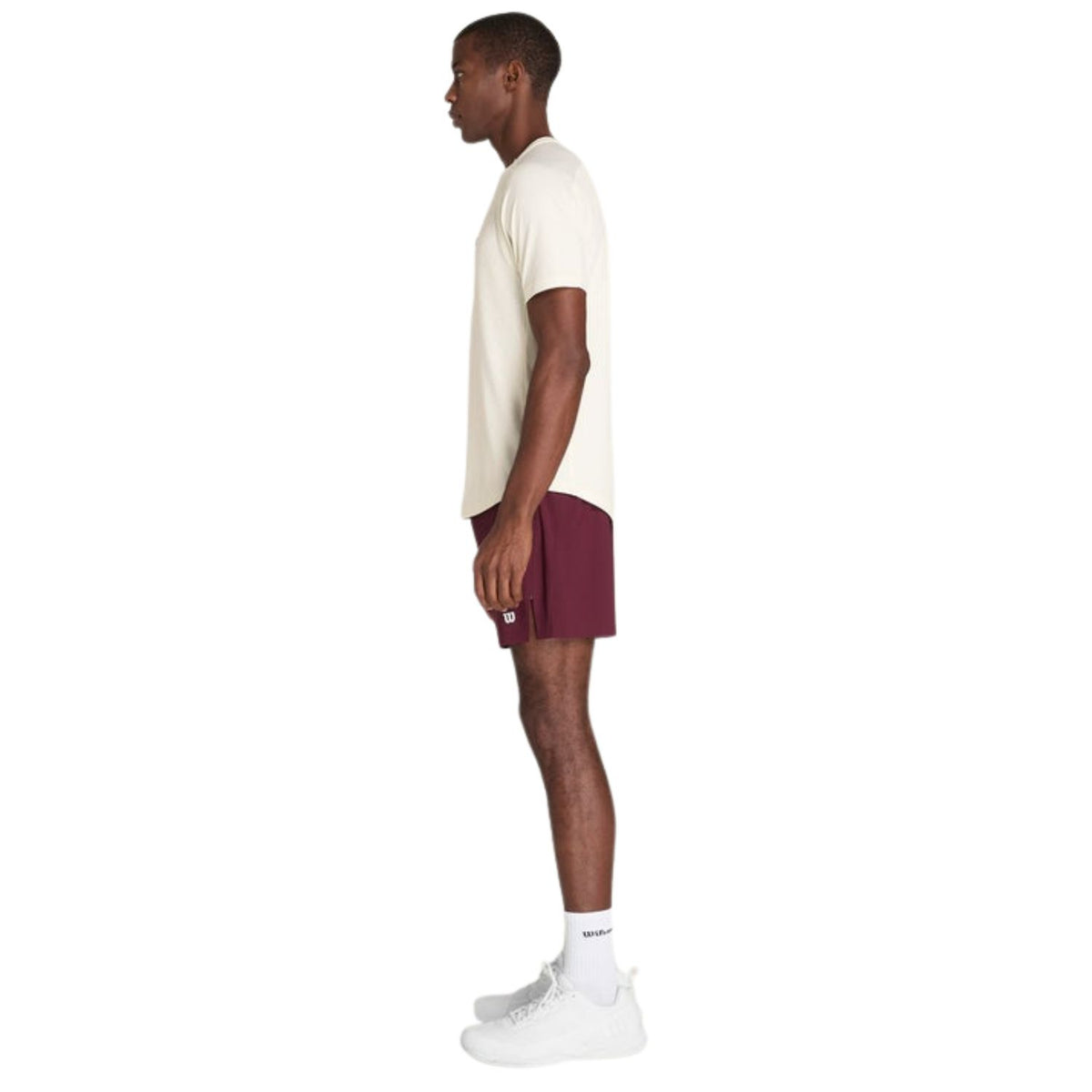 Zijaanzicht ten voeten uit van het beige Wilson Serve Out T-shirt