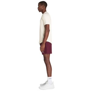 Zijaanzicht ten voeten uit van het beige Wilson Serve Out T-shirt
