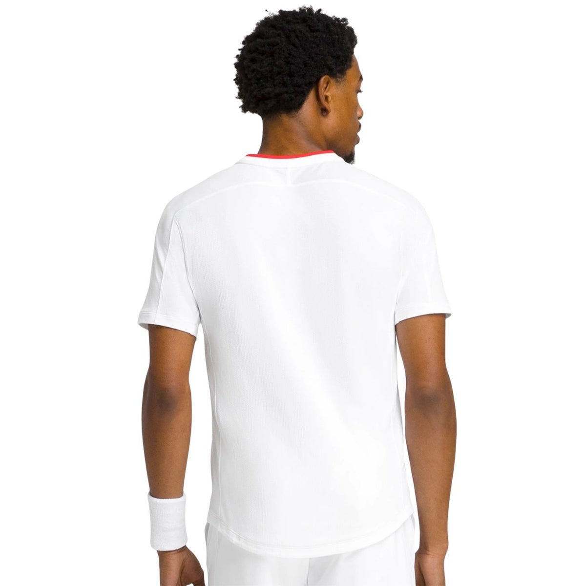 Achterzijde van het witte Wilson Serve Out T-shirt met rood nekdetail