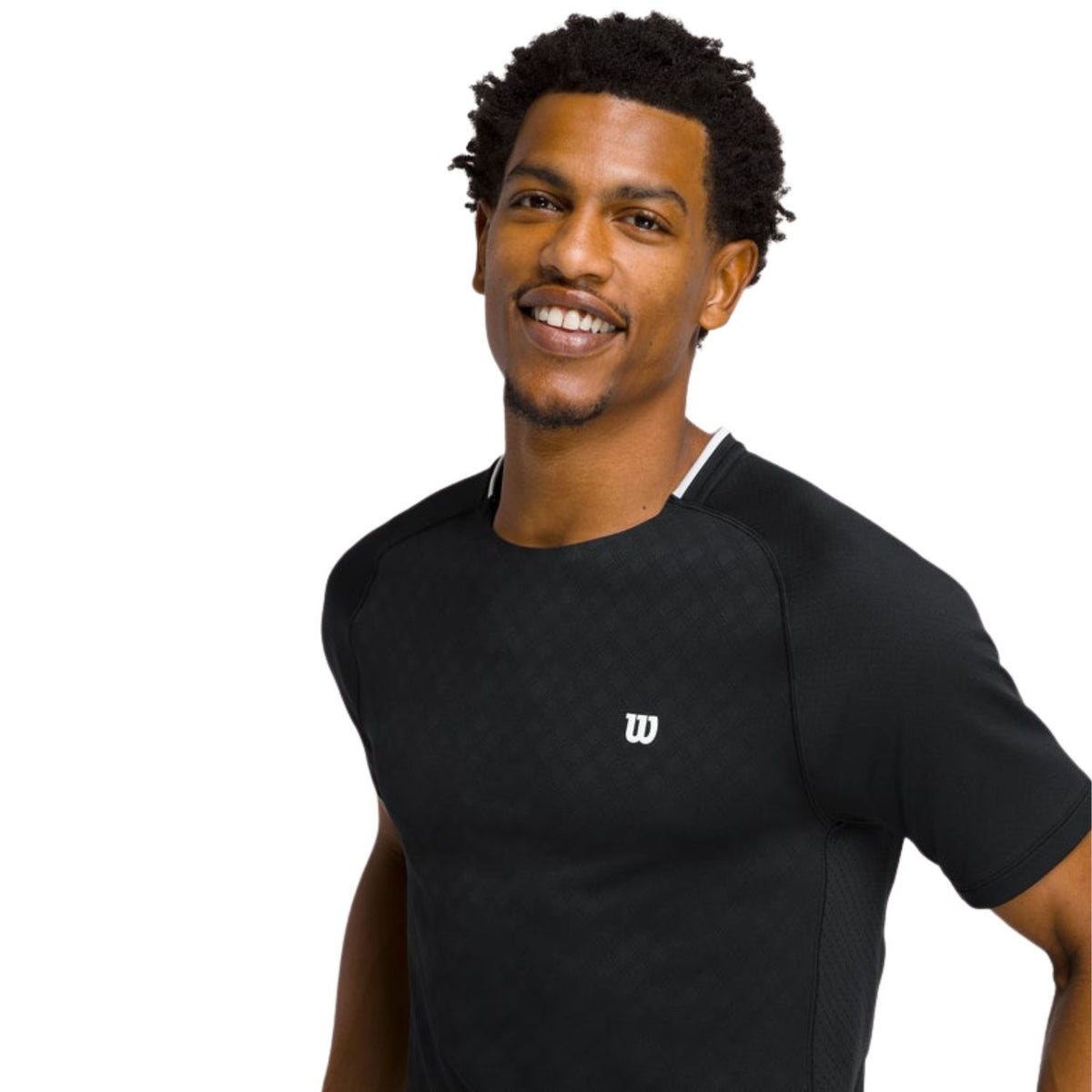 Close-up van het zwarte Wilson Serve Out T-shirt met ruitstructuur en logo