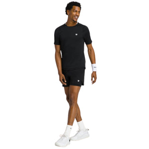 Model ten voeten uit in het zwarte Wilson Serve Out T-shirt met zwarte short