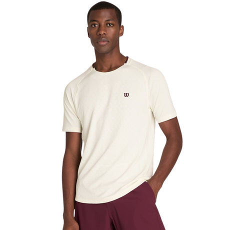 Wilson Serve Out T-shirt in gebroken wit gedragen met bordeauxrode short