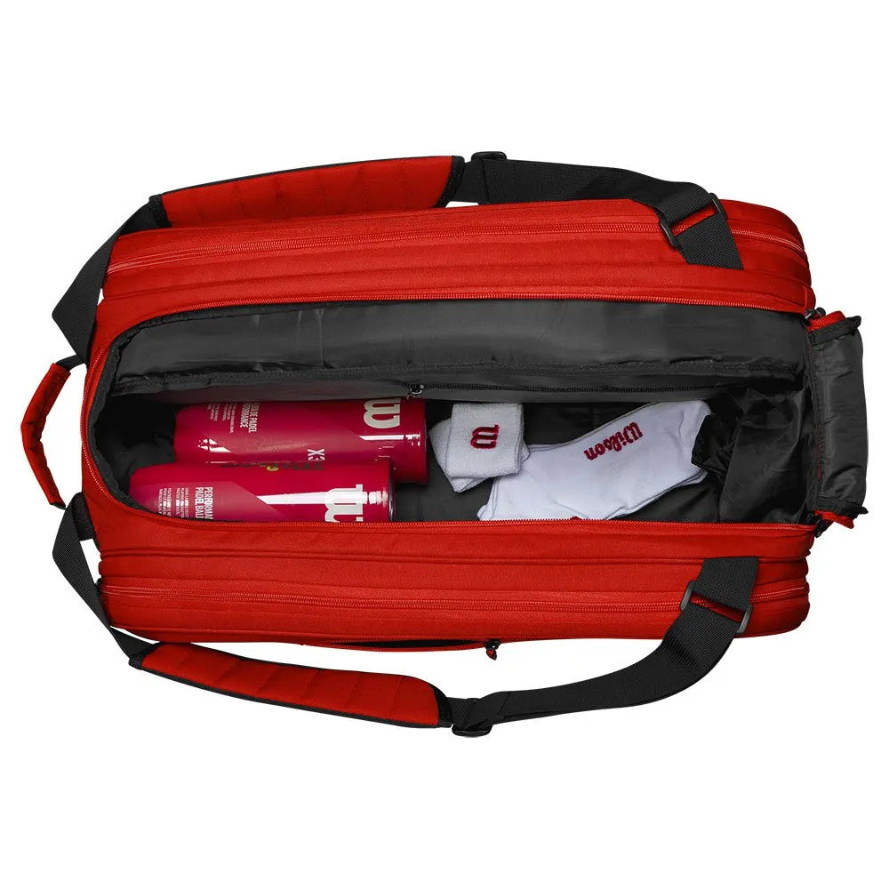 Geopend hoofdvak van de Wilson Tour rackettas met bidons en accessoires