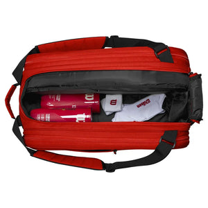 Geopend hoofdvak van de Wilson Tour rackettas met bidons en accessoires