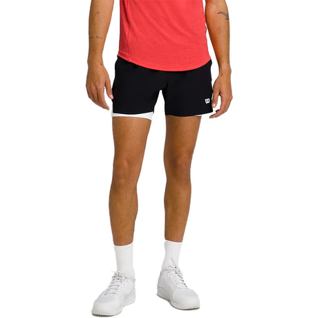 Wilson Tournament short voor heren in zwart, gedragen met rood shirt