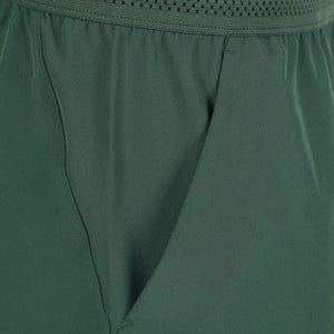 Detail van de geperforeerde tailleband van de groene Wilson Tournament short