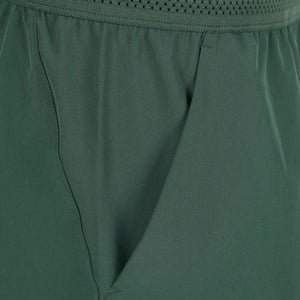 Detail van de geperforeerde tailleband van de groene Wilson Tournament short