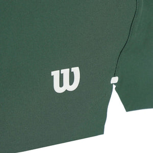 Detail van het witte Wilson-logo op de groene Tournament short