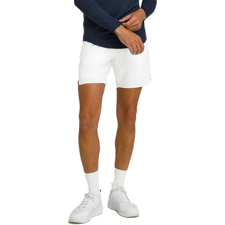 Witte Wilson Tournament short gedragen met witte padelschoenen