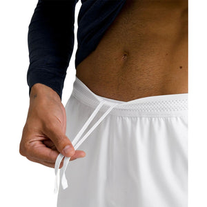 Detail van het witte trekkoord in de taille van de Wilson Tournament short