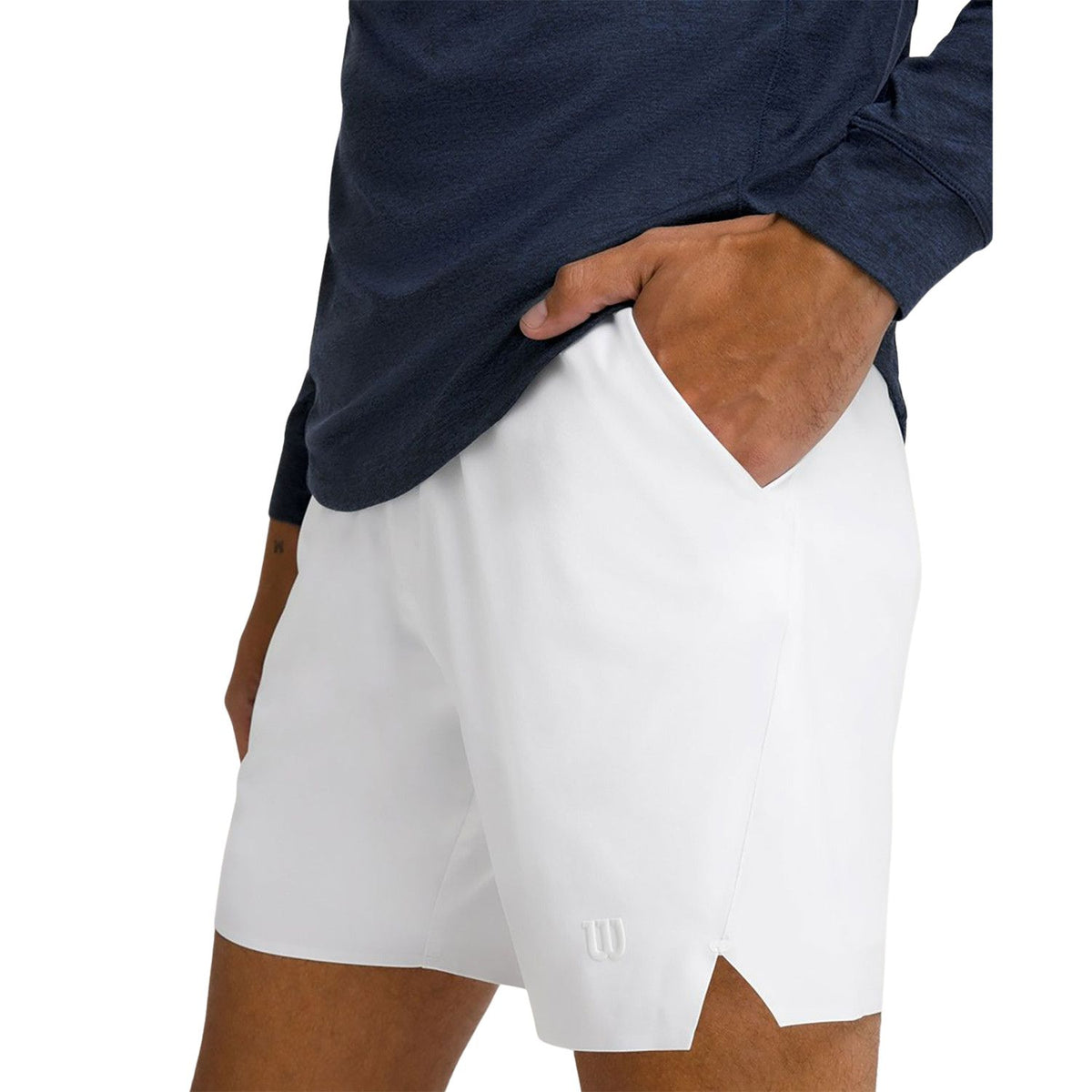 Close-up van de witte Wilson Tournament short met hand in de steekzak