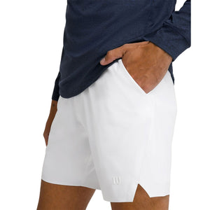 Close-up van de witte Wilson Tournament short met hand in de steekzak
