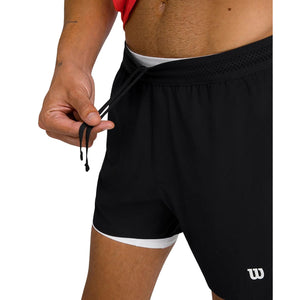Detail van het trekkoord in de taille van de zwarte Wilson Tournament short