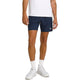 Wilson Tournament short in donkerblauw, gedragen met wit shirt en sneakers