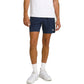 Wilson Tournament short in donkerblauw, gedragen met wit shirt en sneakers